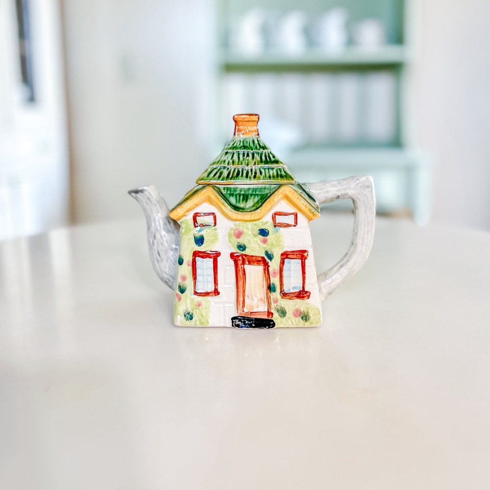 Vintage Ceramic Cottage Tea Pot 🏡🫖